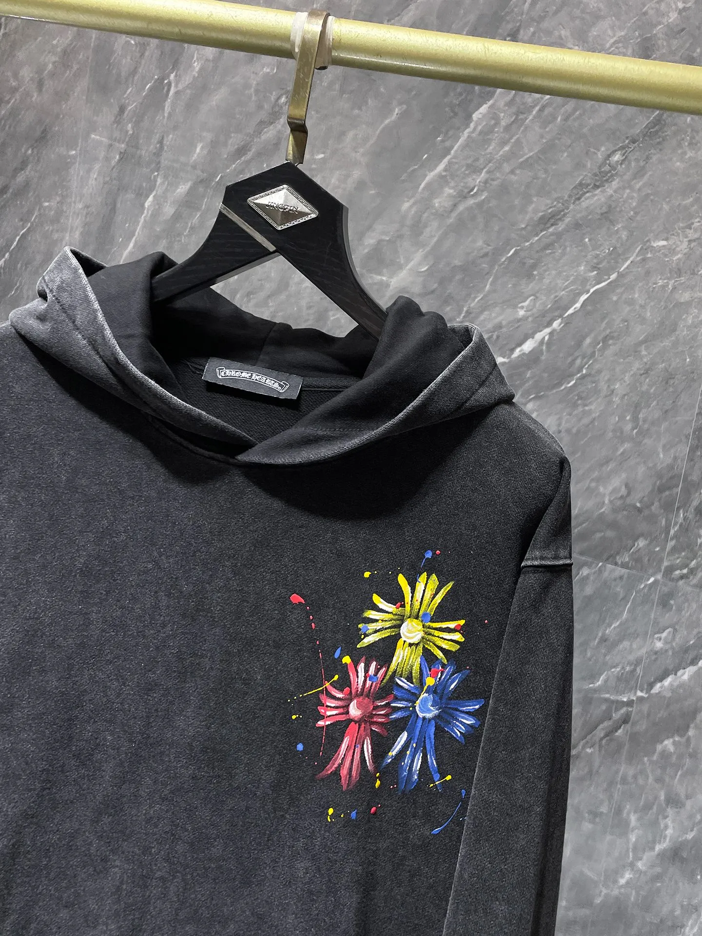 P276 Chrome Hearts Autumn and Winter 2025 new products available at counters simultaneously, hand-painted and washed style! ! High gram weight, environmentally friendly and high-quality top-quality fabrics. Crow graffiti colorful cross hand-painted washed hoodies. Counter synchronization. Re-engraved version 1:1. Recommended color: black. Size: S, M, L, XL.